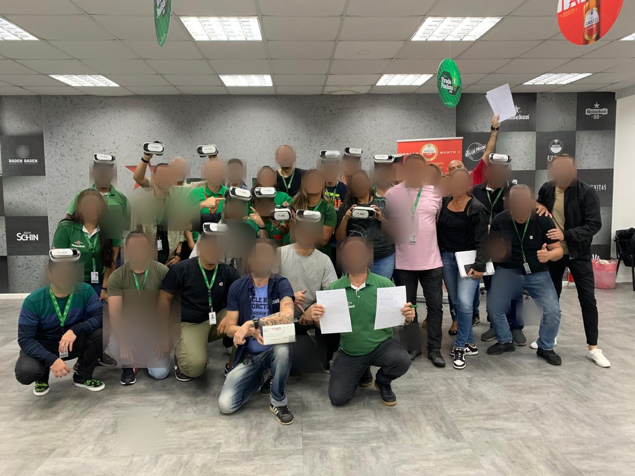 Equipe em treinamento presencial com óculos VR (rostos desfocados)